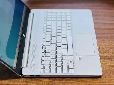 Laptop HP 15s fq1107TU i3 1005G1/8GB/256GB SSD