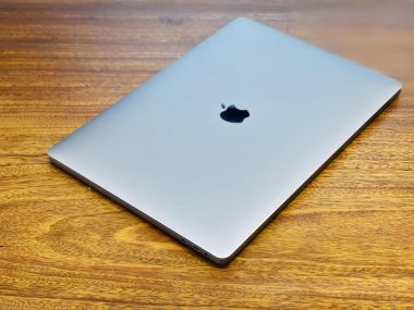MacBook Pro 2017 15 inch Core i7 16GB RAM 256GB SSD AMD Pro 555 2G– Like New