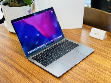MacBook Pro 2019 13 inch touch bar Core i5 8GB RAM 128GB SSD – Like New